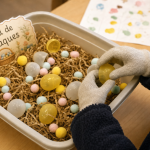 Activité creche paques : nid sensoriel de Pâques en crèche, bac et œufs