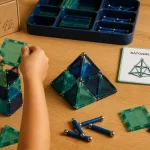 Jeu de construction magnétique sécurisé, mains assemblant des pièces