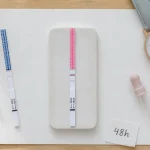 Test de grossesse positif faible : bandelette avec ligne pâle