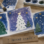 Carte de voeux maternelle gommettes et gabarits sapin sur table