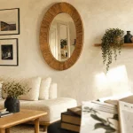 Décorer mur blanc : grand miroir et cadres noir sur mur blanc, intérieur chaleureux