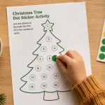 Dessin à gommettes : un enfant colle des gommettes sur un sapin