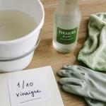 Laver les sols au vinaigre blanc : dosage et revêtements à éviter, seau et serpillière microfibre