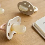 Tetine physiologique bebe : tétines asymétriques en silicone sur table en bois