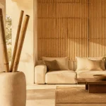 Décoration bambou intérieur : cannes de bambou et panneau mural en bambou au salon