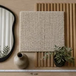 Décoration intérieur moderne : miroir organique noir sur salon chêne clair, matières naturelles