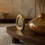 Décoration luxe intérieur : tapis, laiton brossé et verre ambré