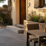 Aménagement terrasse devant maison : terrasse et façade