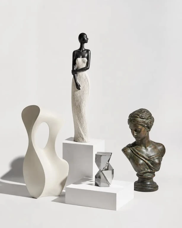 Statue décoration intérieur comparée en plusieurs matériaux et finitions