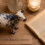Vache décoration intérieur en céramique, déco sur console en bois clair